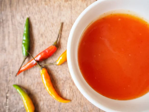 Cerrar Cuenco Con Salsa Chile Sriracha Chiles Crudos Mesa Madera — Foto de Stock