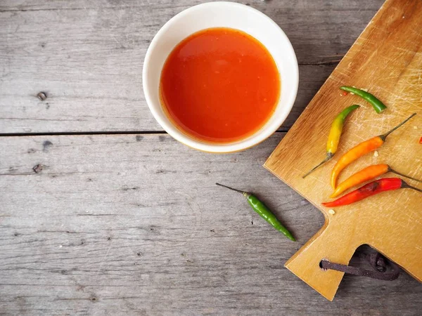 Draufsicht Auf Schüssel Mit Sriracha Chilisoße Und Rohen Chilischoten Auf — Stockfoto