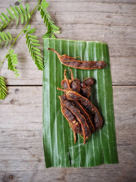 Close-up de tamarindo com folha — Fotografia de Stock