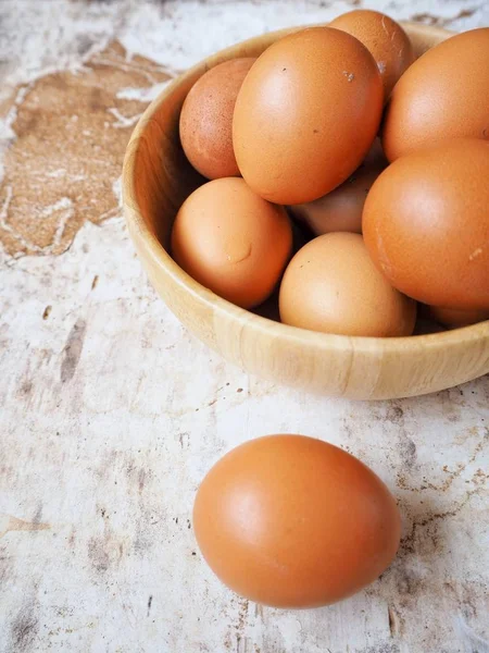 Яйца в миске — стоковое фото