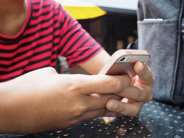 Çanta ile akıllı telefon kullanan kadın