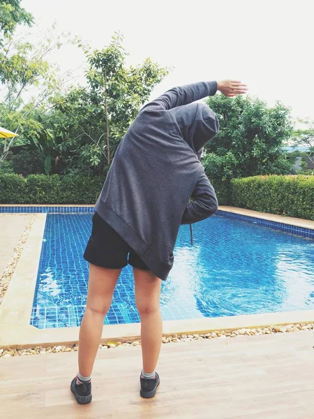 Exercícios de mulher com piscina — Fotografia de Stock