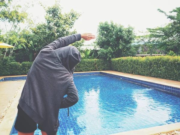 Ejercicios de mujer con piscina — Foto de Stock