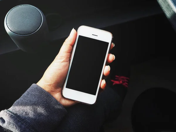 Tiro Recortado Mulher Segurando Smartphone Com Alto Falante Bluetooth Perto — Fotografia de Stock