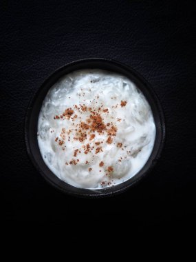 sütlaç siyah izole üstten görünüm