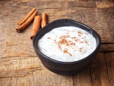 Cassia ile geleneksel Hint sütlaç ahşap arka plan üzerinde kabuk