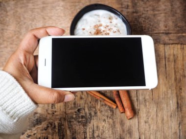 krem lezzetli sütlaç smartphone ile fotoğraf çekici kadının kırpılmış görüntü