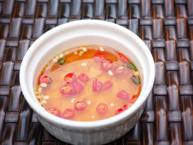 Plastik yüzeyi beyaz kase chili soslu balık görünümü Kapat