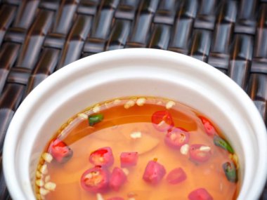 Plastik yüzeyi beyaz kase chili soslu balık görünümü Kapat