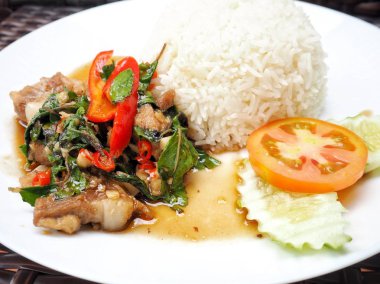 Tay fesleğen domuz görünümü Kapat pilav ve sebze beyaz tabakta servis