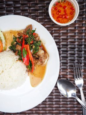 Beyaz tabakta Tay fesleğen domuz pirinç ve balık sosu ile