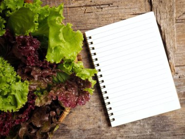 Kırmızı marul boş not defteri ile yükseltilmiş görünümünü mutfak ahşap tablo