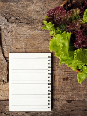 Kırmızı marul boş not defteri ile üstten görünüm mutfak ahşap tablo