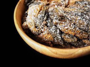 siyah arka plan üzerine turşu hardal yeşil Çin yemeği, yakın çekim