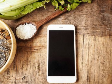 boş ekran ve turşu hardal yeşil Çin yemeği ile akıllı telefon üstten görünüm