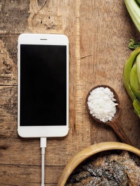 boş ekran ve turşu hardal yeşil Çin yemeği ile Smartphone ve yükseltilmiş görmek