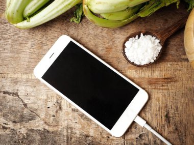 masada boş bir ekran ve kaşık pirinç ile Smartphone ve yükseltilmiş görmek