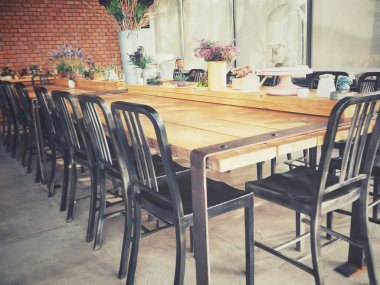 Arka plan üzerinde restoran sandalye ile masa, yakın çekim