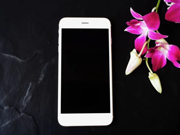 Smartphone Blanco Con Flores Frescas Rosadas Orquídea Sobre Fondo Negro — Foto de Stock