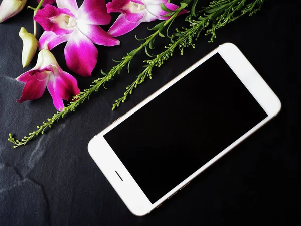 Smartphone Blanco Con Flores Frescas Rosadas Orquídea Sobre Fondo Negro — Foto de Stock