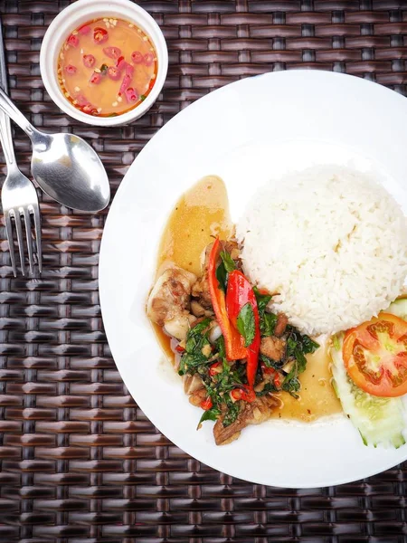 タイのバジル豚肉米と魚醤と白プレートをにてください — ストック写真