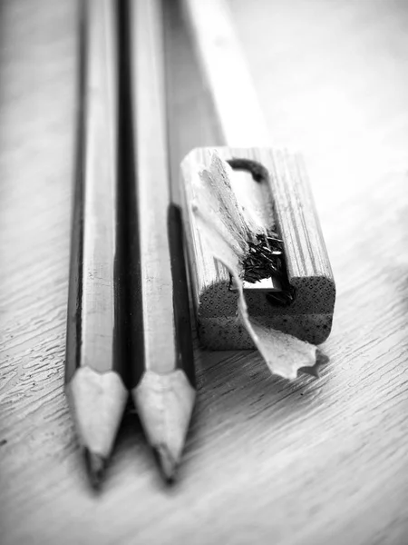 Fekete Fehér Kép Ceruza Hegyező Fából Készült Asztal — Stock Fotó