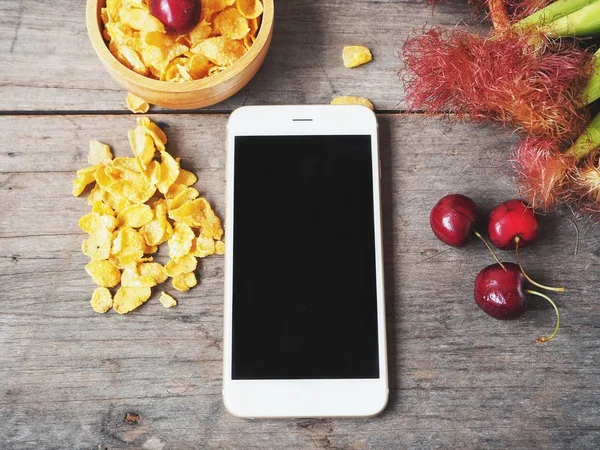 Smartphone Con Copos Maíz Sobre Fondo Rústico Madera — Foto de Stock