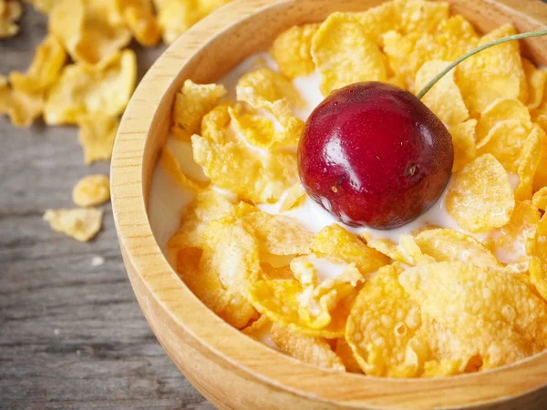 Nahaufnahme Von Cornflakes Serviert Mit Kirsche Auf Holzgrund — Stockfoto