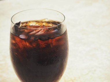 şeffaf cam buz küpleri ile nefis kola yakın çekim