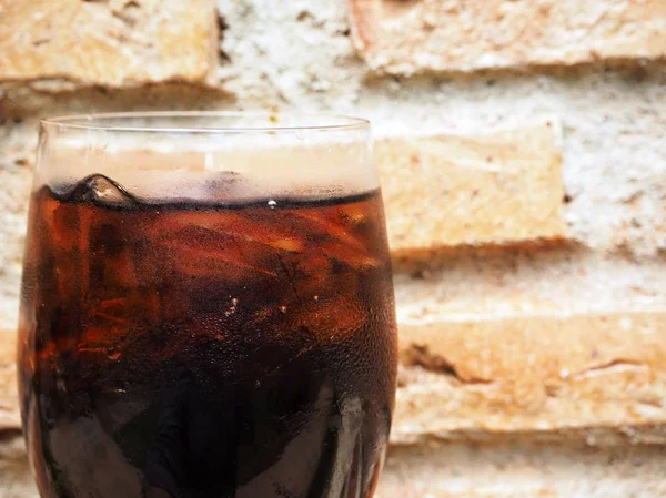 Leckere Cola Mit Eiswürfeln Transparentem Glas Der Nähe Der Ziegelwand — Stockfoto
