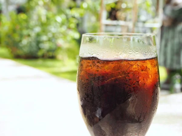 Smakelijke Cola Met Ijsblokjes Transparant Glas Onscherpe Achtergrond — Stockfoto
