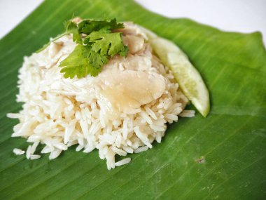 Muz Yaprak üzerinde tavuk ile haşlanmış pirinç