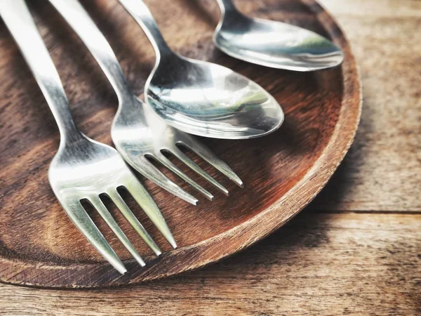 Plato vacío con cuchara y tenedor — Foto de Stock