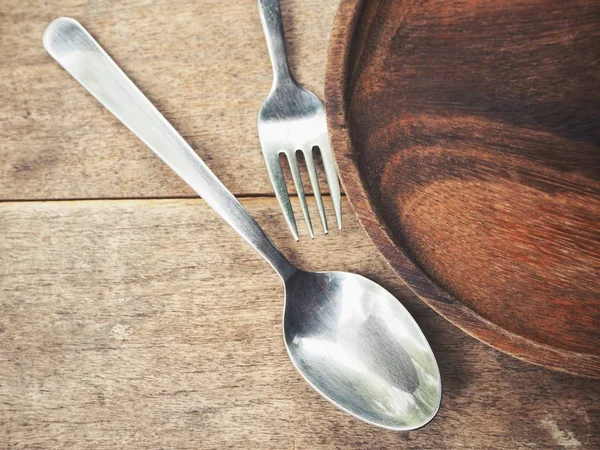 Plato vacío con cuchara y tenedor —  Fotos de Stock