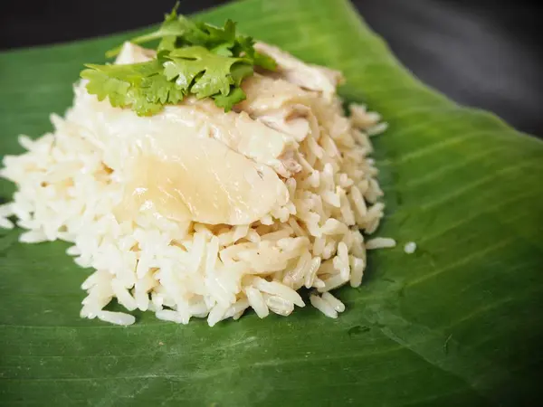 Nasi dikukus dengan ayam di daun pisang — Stok Foto