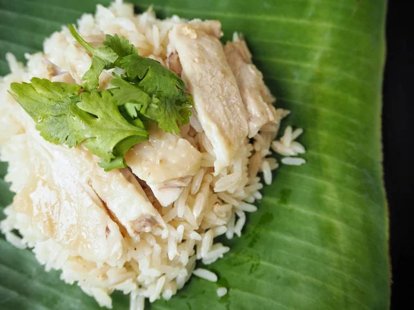 Nasi dikukus dengan ayam di daun pisang — Stok Foto
