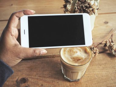 Telefon yandan kahve fincanı ile akıllı