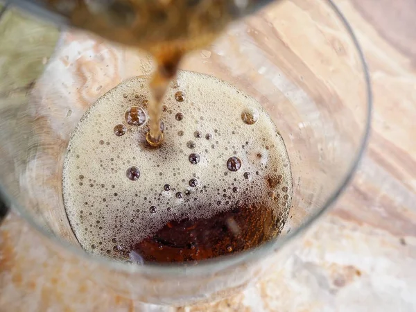 Mulher derramando bebida cola — Fotografia de Stock