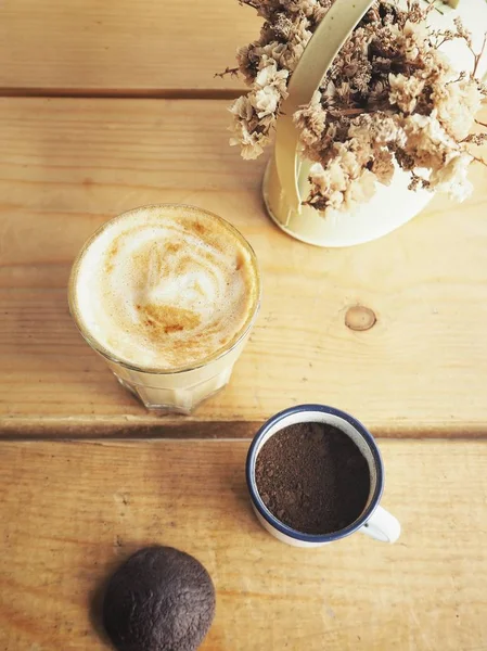 Koffie met cookie en gedroogde bloemen — Stockfoto