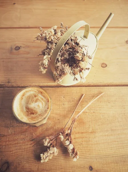 Café con leche y flores secas —  Fotos de Stock