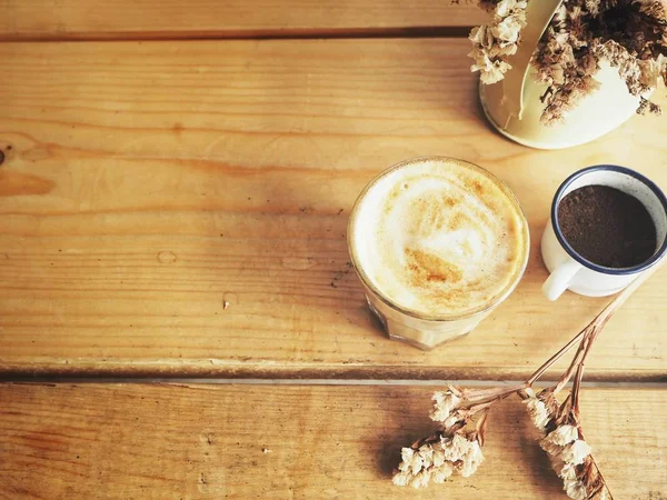Káva s mlékem a sušených květin — Stock fotografie