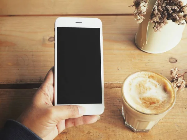 Telefon yandan kahve fincanı ile akıllı