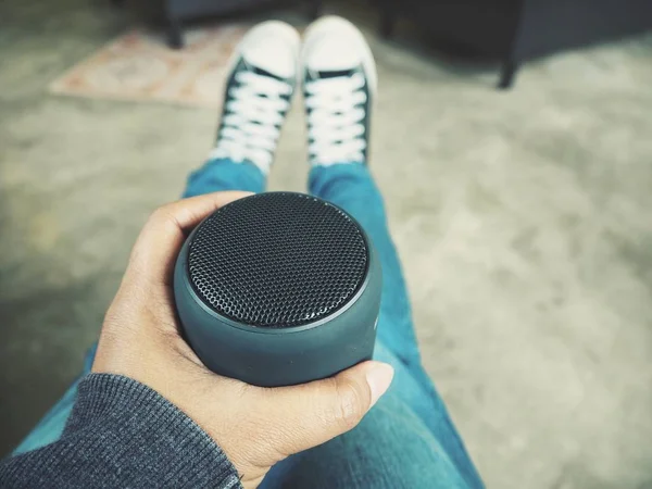 Selfie de alto-falante Bluetooth na mão com sapatos — Fotografia de Stock