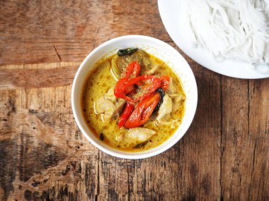 yüksek görünüm yeşil köri tavuk, pirinç ve makarna mutfak ahşap tablo