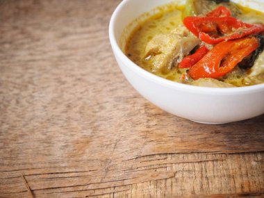 Yeşil köri tavuk, pirinç ve makarna ahşap masa üzerinde