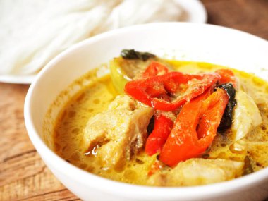 kase tavuk, pirinç ve erişte masada yeşil köri ile yakın çekim