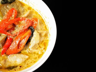 kırpılmış görüntü yeşil köri tavuk, pirinç ve siyahta izole noodles ile