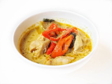 Köri tavuk ile yeşil, pirinç ve izole üzerinde beyaz erişte