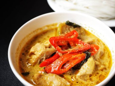 yakın yeşil köri tavuk, pirinç ve makarna masa üzerinde