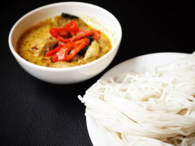 lezzetli yeşil köri tavuk, pirinç ve siyahta izole noodles ile